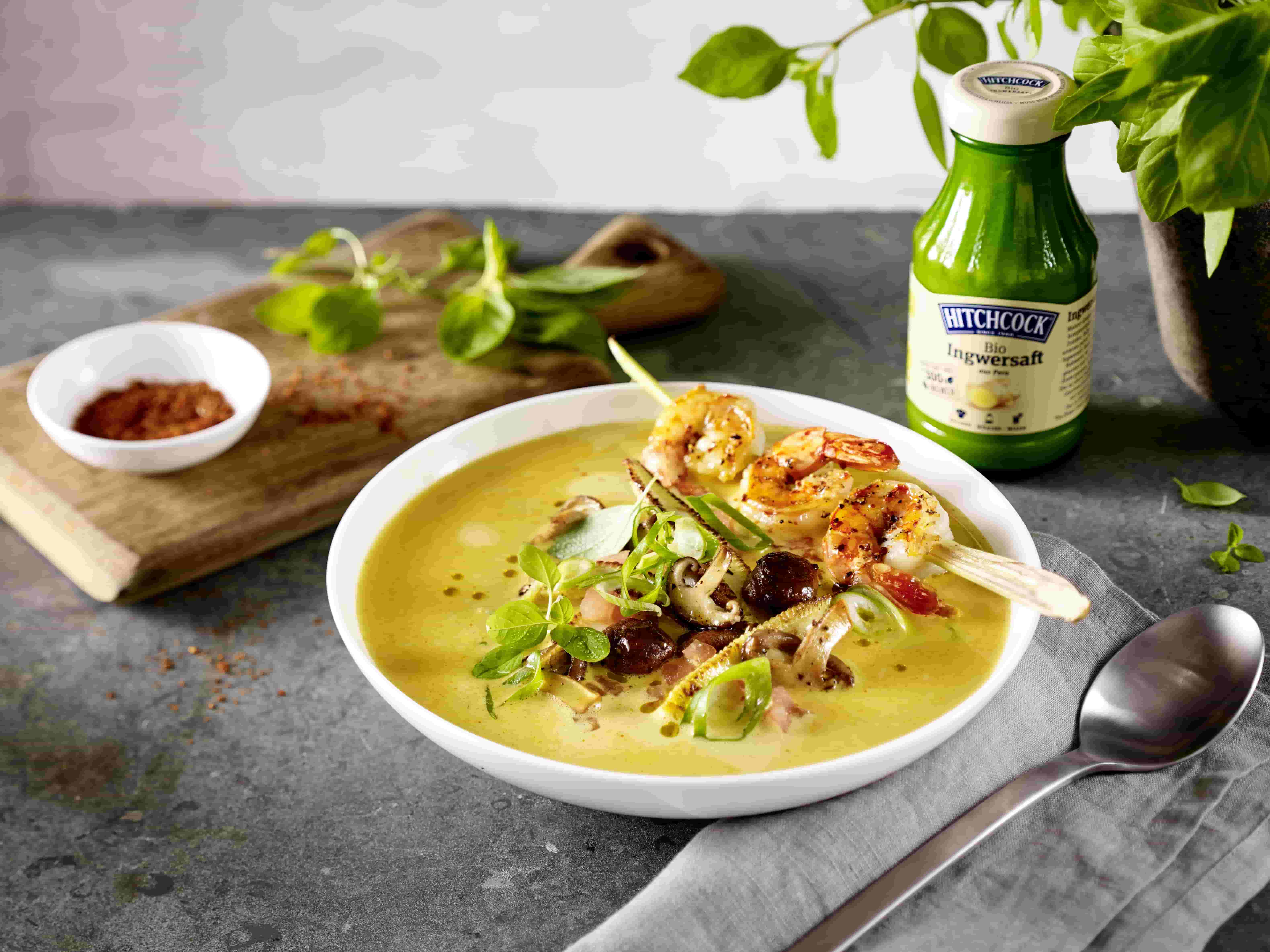 Ingwer-Kokos-Suppe mit Gemüse und Garnelen